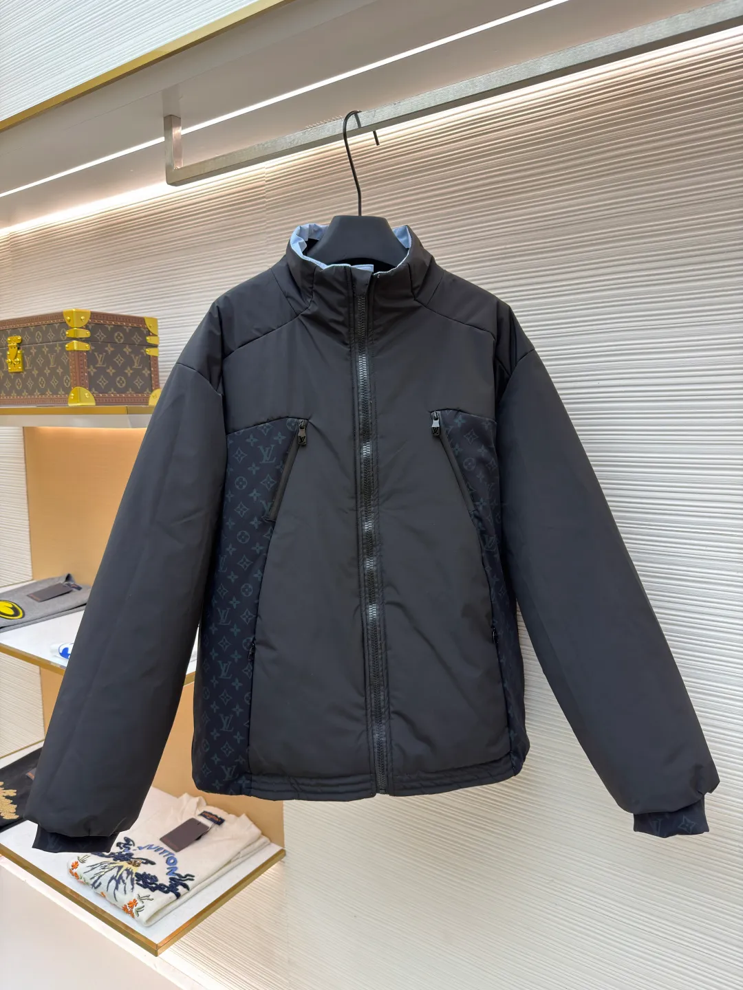 LOUIS VUITTON double-sided turtleneck jacket with badge logo ●Original version: Purchased and developed by 24038 ●Item number: 1682249-C30 ●Fabric: cotton fabric ●Technology: made on positioning cutting machine ●Color: blue/black ●Version: fitted version ●Weight: about 920 grams ●Size: 46-48-50-52 ●Description: This color-blocked outdoor jacket is made of professional outdoor functional fabrics. The main body is made of high-density nylon windproof fabric. It has been treated with three-proof technology and has waterproof, oil-proof, and anti-static properties. The fabric has strong dimensional stability and is not easy to deform after being pre-shrunk. The body is spliced ​​with black breathable mesh fabric. The mesh is woven with warp knitting technology. It has uniform pore size and excellent toughness, which not only enhances the visual layering but also improves the breathability of the wearer. The black splicing parts of the collar and cuffs are made of elastic rib fabric. After shaping treatment, it has good elasticity and fits the body shape without being tight. The badge logo is made using a composite process of heat transfer and embroidery. The color of the pattern is firm and the embroidery stitches are dense. The hardware accessories are all made of custom-made alloy and have been sandblasted and matte. The zippers are hidden in design, combined with three-dimensional tailoring and seamless gluing technology to make the overall shape crisp. The details take into account both functionality and design beauty, showing the quality of precision workmanship. The overall wiring is straight and delicate, the fabric is comfortable and soft, and the color is consistent without color difference. It can be matched with the same style to create a fashionable look and control various occasions. Customized accessories, complete with three standards, same style for men and women!